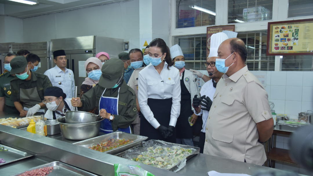BGN Kabupaten Belitung dan Menpar Tinjau Praktik Siswa SPPI Batch-3 di Dapur NHI